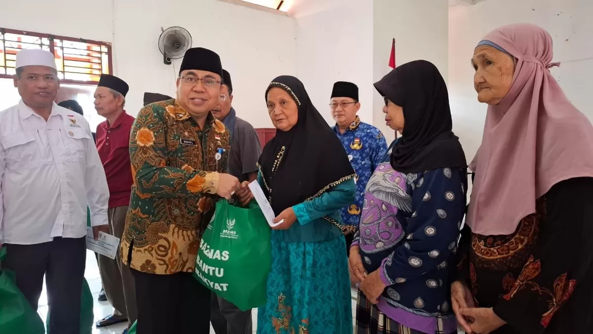 Asisten I Pemprov Bengkulu, Khairil Anwar menyerahkan bantuan kepada salah satu penghuni panti lansia Tresna Werdha, Kota Bengkulu, Jumat 13 Februari 2026.(Foto/Ist)
