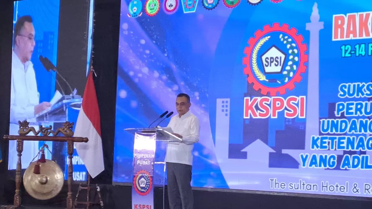 Wakil Ketua DPR RI Sufmi Dasco Ahmad memberikan sambutan pada Rakornas II KSPSI di Hotel Sultan Jakarta, menegaskan target penyelesaian UU Ketenagakerjaan baru sebelum Oktober 2026.