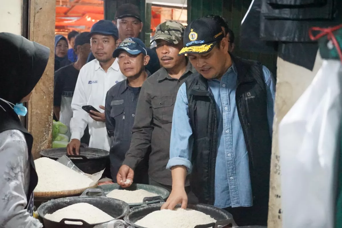 Sekda Bengkulu, Herwan Antoni dan instansi terkait melakukan sidak ke gudang Bulog Bengkulu untuk memastikan stok beras di daerah aman menghadapi bulan suci Ramadan 1447 Hijriyah.(Foto/Ist)