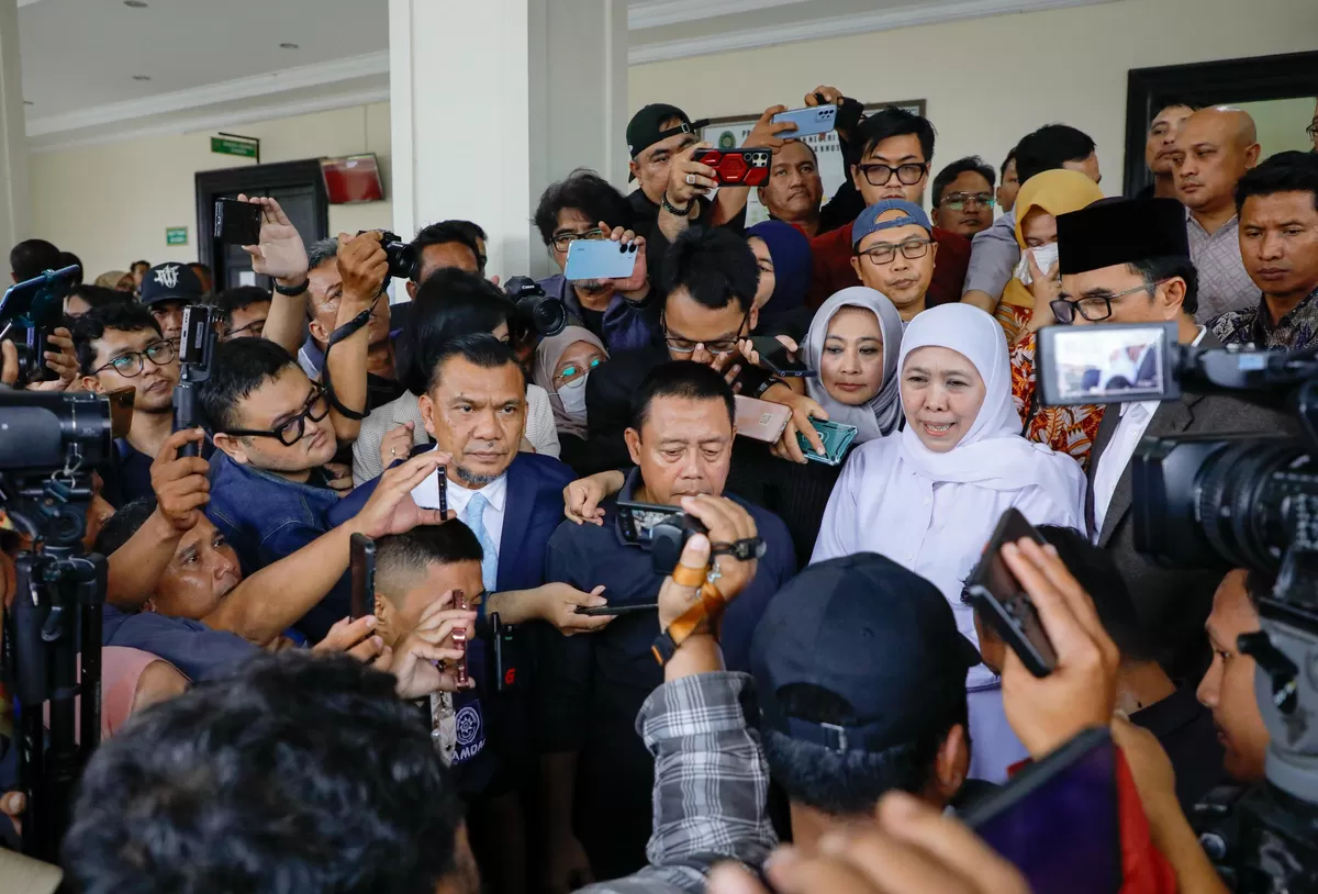 Gubernur Jatim Khofifah Indar Parawansa, menjelaskan kepada awak media, seusai memberi keterangan sebagai saksi di Pengadilan Tipikor Juanda, Sidoarjo. (Ist).