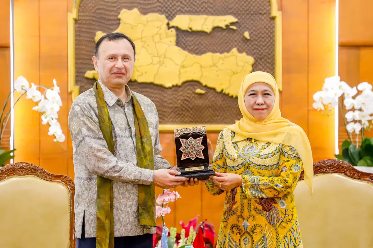 Duta Besar Uzbekistan untuk Indonesia dan ASEAN, Oybek Eshonov, bertukar cindera mata dengan Gubernur Jatim Khofifah Indar Parawansa di Gedung Negara Grahadi, Surabaya. (Ist).