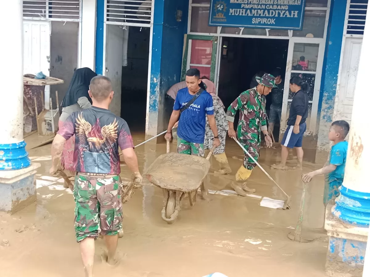 Personel Tentara Nasional Indonesia Angkatan Darat bersama aparat dan warga membersihkan lumpur di SD Muhammadiyah dan TK ABA Sipirok, Tapanuli Selatan, pascabanjir dan longsor.