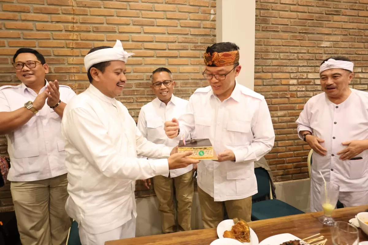 Deklarasi Bupati Sumedang Dony Ahmad Munir bergabung dengan Partai Gerakan Indonesia Raya di Alun-alun Sumedang disambut antusias ribuan warga. Acara dihadiri Maruarar Sirait dan Dedi Mulyadi. 