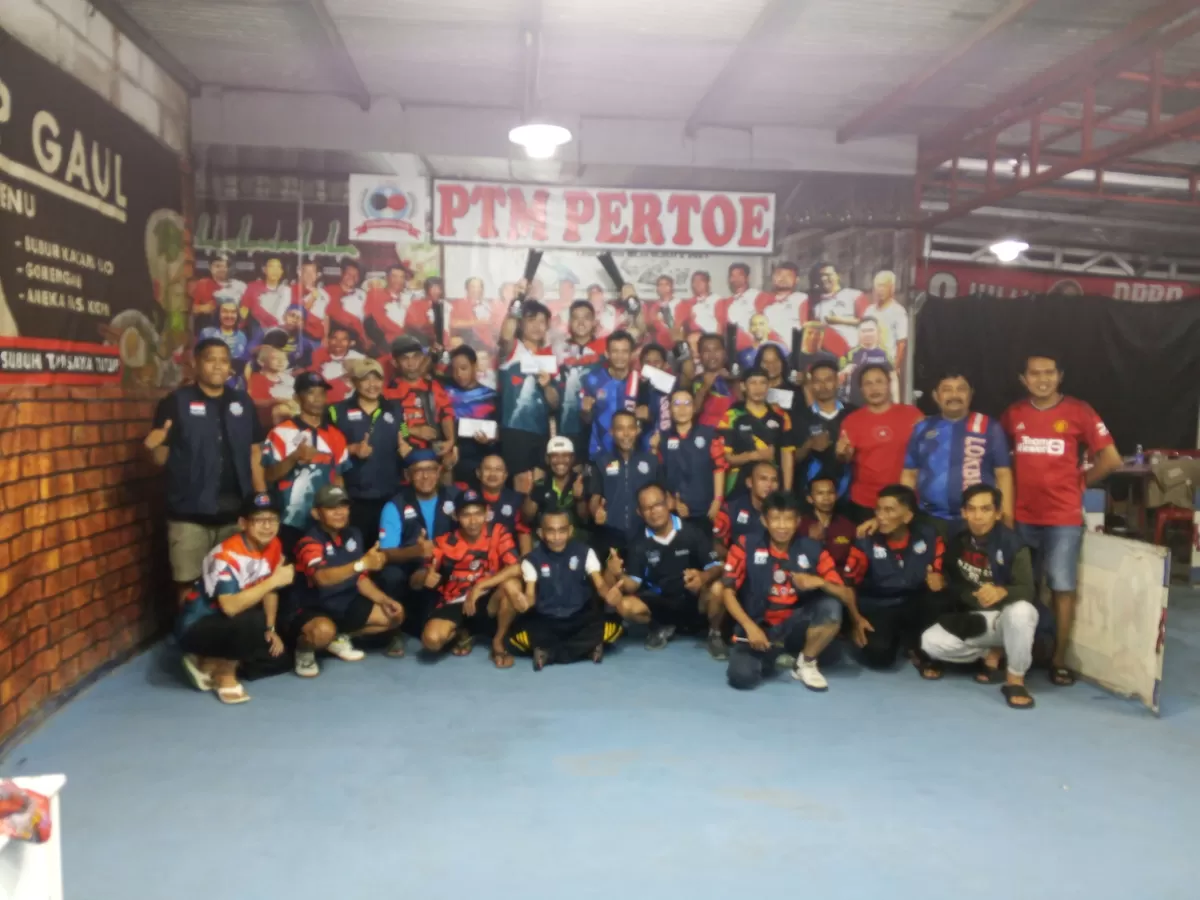 Para juara Turmini Tenis Meja Gelapa Series 2 - 2026 berfoto bersama dengan pengurus dan supertoer lainnya, Minggu (15/2/2026) di PTM Pertoe Kedoya, Jakarta Barat.