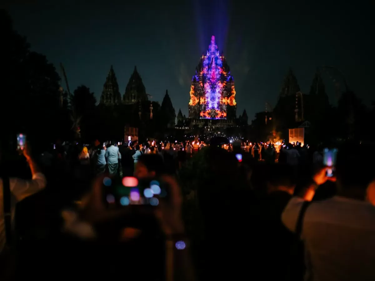 Puncak kemegahan terlihat ketika 1.008 dipa atau pelita dinyalakan serentak di pelataran candi saat senja. (Doc. Humas TWC)