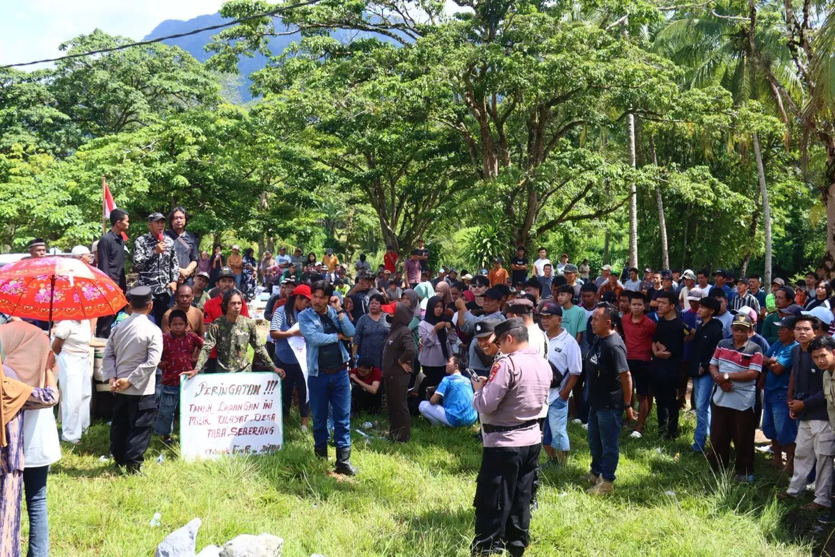 Sejumlah masyarakat Desa Garut, Kecamatan Amen, Kabupaten Lebong melakukan aksi memprotes lahan milik ulayat dijadikan lokasi Gerai Koperasi Merah Putih di desa setempat.(Foto/Ist)     