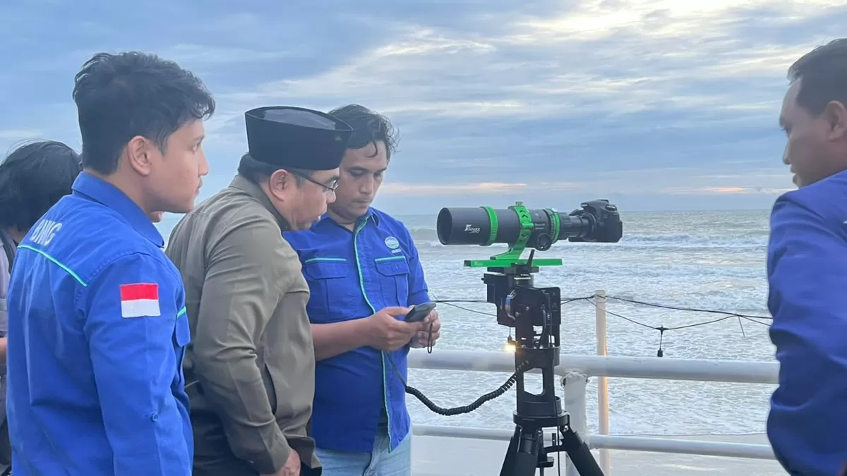 Asisten I Pemprov Bengkulu, Khairil Anwar memantau hilal untuk menentukan 1 Ramadan 1447 Hijriyah tahun 2026 di kawasan Pantai Jakat, Kota Bengkulu, Rabu 17 Februari 2026 sore.(Foto/Ist) 