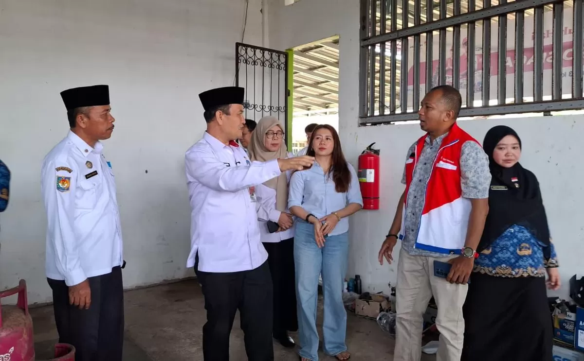 Sekda Bengkulu, Herwan Antoni didampingi pejabat Pertamina daerah ini melakukan mengecekan stok gas elpiji subsidi 3 kg di pangkalan pastikan persediannya  aman selama Ramadan.(Foto/Ist) 