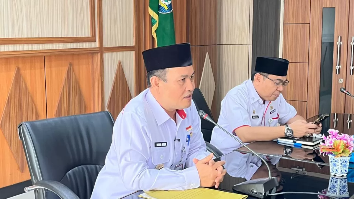 Sekda Bengkulu, Herwan Antoni didampingi Asisten  I Pemprov Bengkulu, Khairil Anwar mimpin rapat pastikan jadwal Safari Ramadan 1447 Hijriah.(Foto/Ist)  