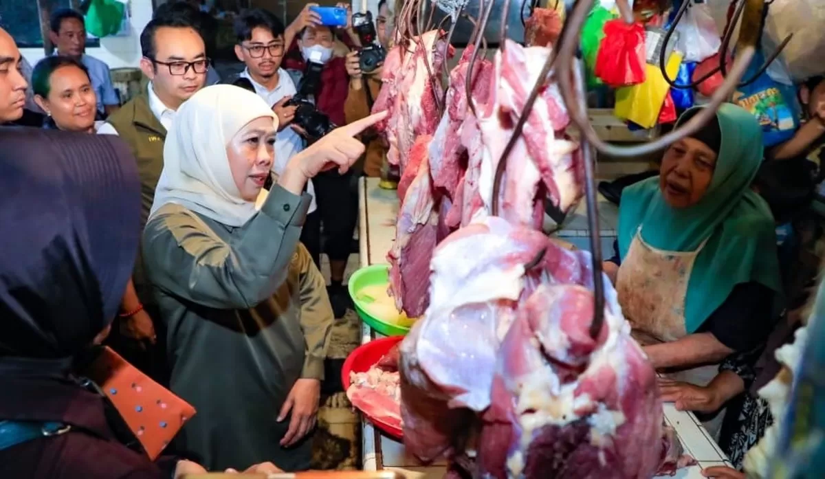 Gubernur Jatim Khofifah Indar Parawansa, menjelang Ramadhan, melakukan sidak di pasar tradisional Tambahrejo, Surabaya, untuk memastikan stok dan distribusi aman lancar. (Ist)