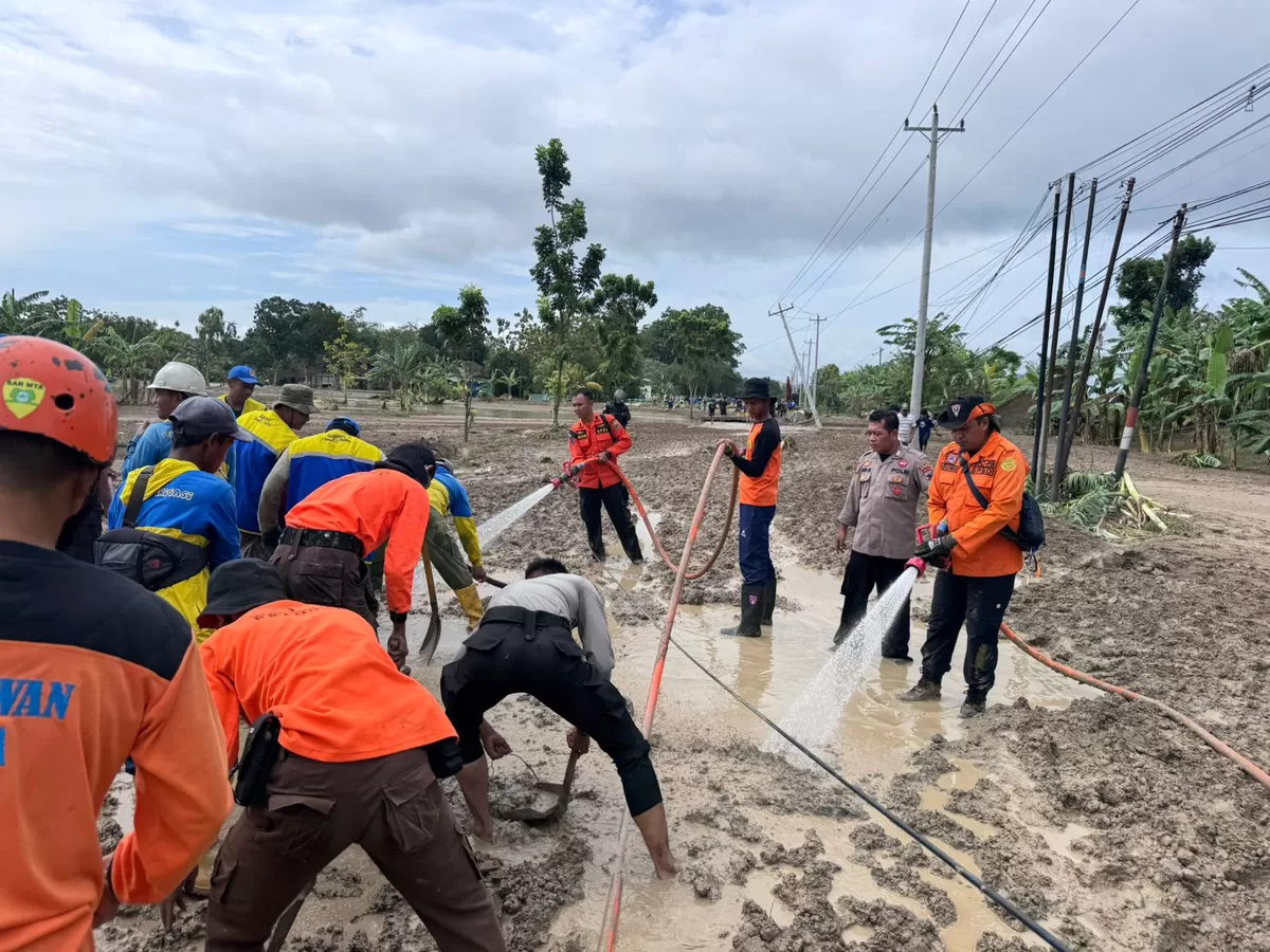 Petugas Polres Grobogan melakukan pengaturan arus lalu lintas di jalur alternatif setelah akses Semarang&ndash;Purwodadi di Desa Tinanding, Grobogan putus total akibat tanggul jebol dan banjir.