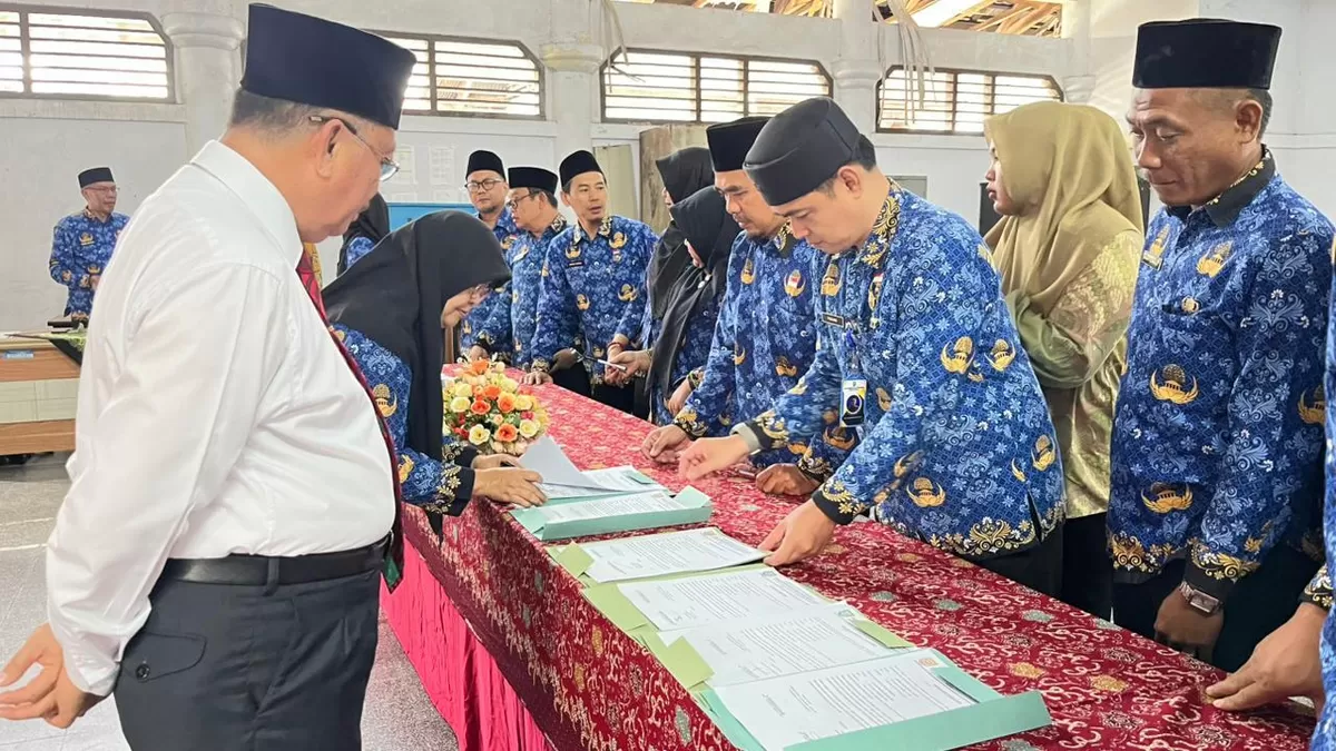 Para pejabat dilingkup DLHK Bengkulu menandatangani surat perjanjian kerja dalam upaya mencapai target program berbagai kegiatan yang akan dilaksanakan pada tahun 2026.(Foto/Ist)
