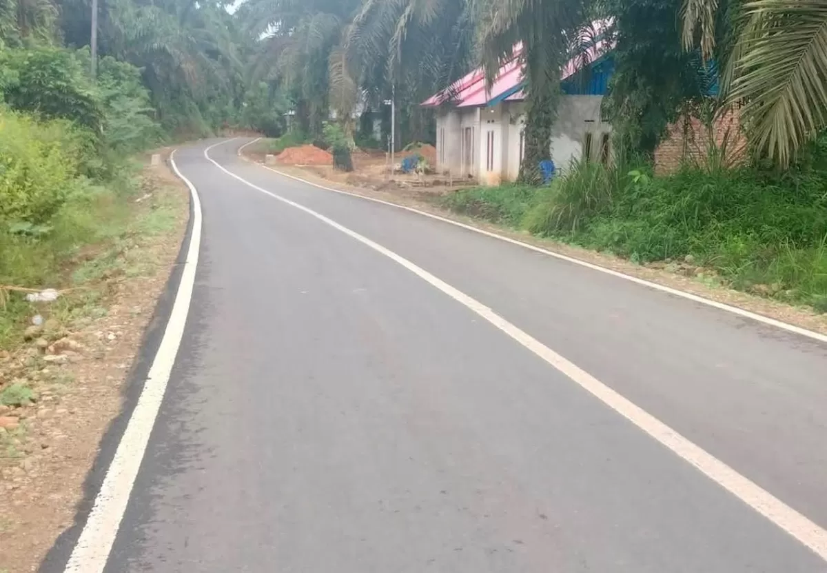 Masyarakat Bengkulu Tengah (Benteng) mengapresiasi  kometmen Pemprov Bengkulu atas mulusnya jalan Renajaya-Komering setelah puluhan tahun tidak diperbaiki Dinas PUPR Bengkulu.(Foto/Ist) 
