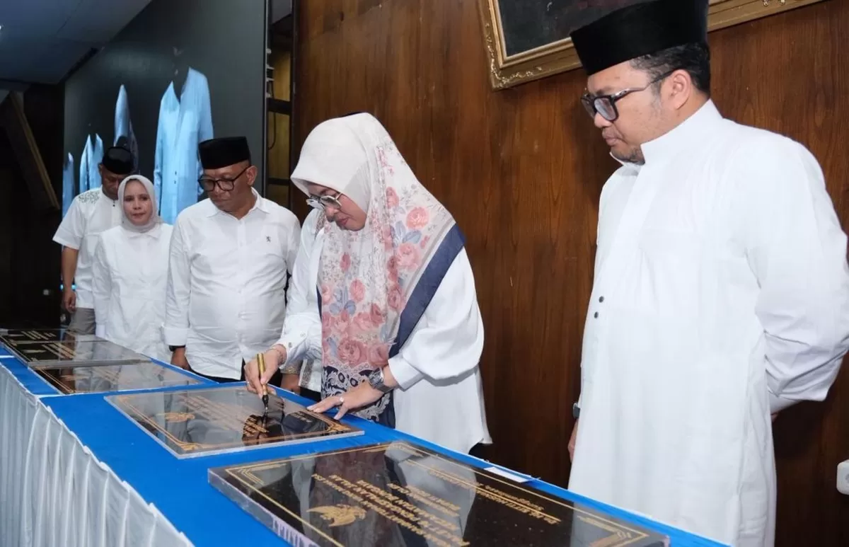 Bupati Gowa, Sitti Husniah Talenrang&nbsp;didampingi Wakil Bupati Gowa, Darmawangsyah Muin menandatangai sejumlah prasasti pada Peringatan 1 Tahun Kepemimpinan Hati Damai di Istana Tamalate, Jumat (20/2). 