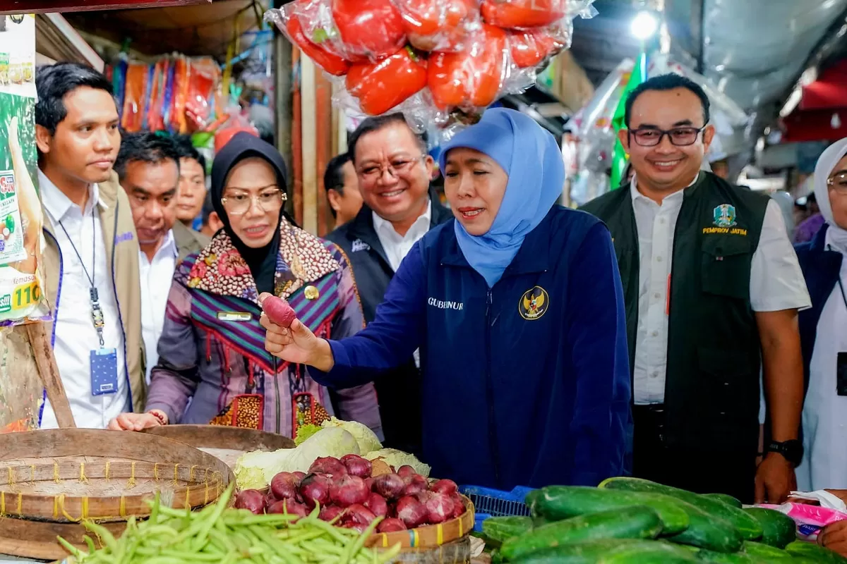 Khofifah Indar Parawansa bersama Pemimpin Wilayah Perum Bulog Kanwil Jatim Langgeng Wisnu Adinugroho dan Sekda&nbsp; Kabupaten Sidoarjo Fenny Apridawati, saat mengunjungi Pasar Larangan Sidoarjo.