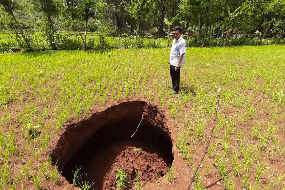 fenomena sink hole di gunung kidul (doc. Humas UGM)
