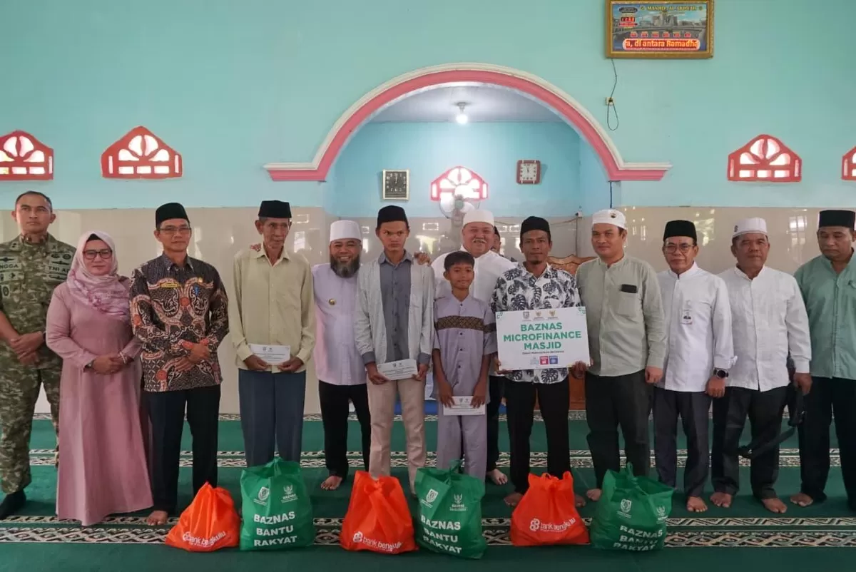 Gubernur Bengkulu Helmi Hasan menyerahkan bantuan Baznas Provinsi Bengkulu kepada sejumlah kaum dhuafa dan anak yaim ketika melakukan safari Ramadan di ke Bengkulu Selatan.(Foto/Ist)