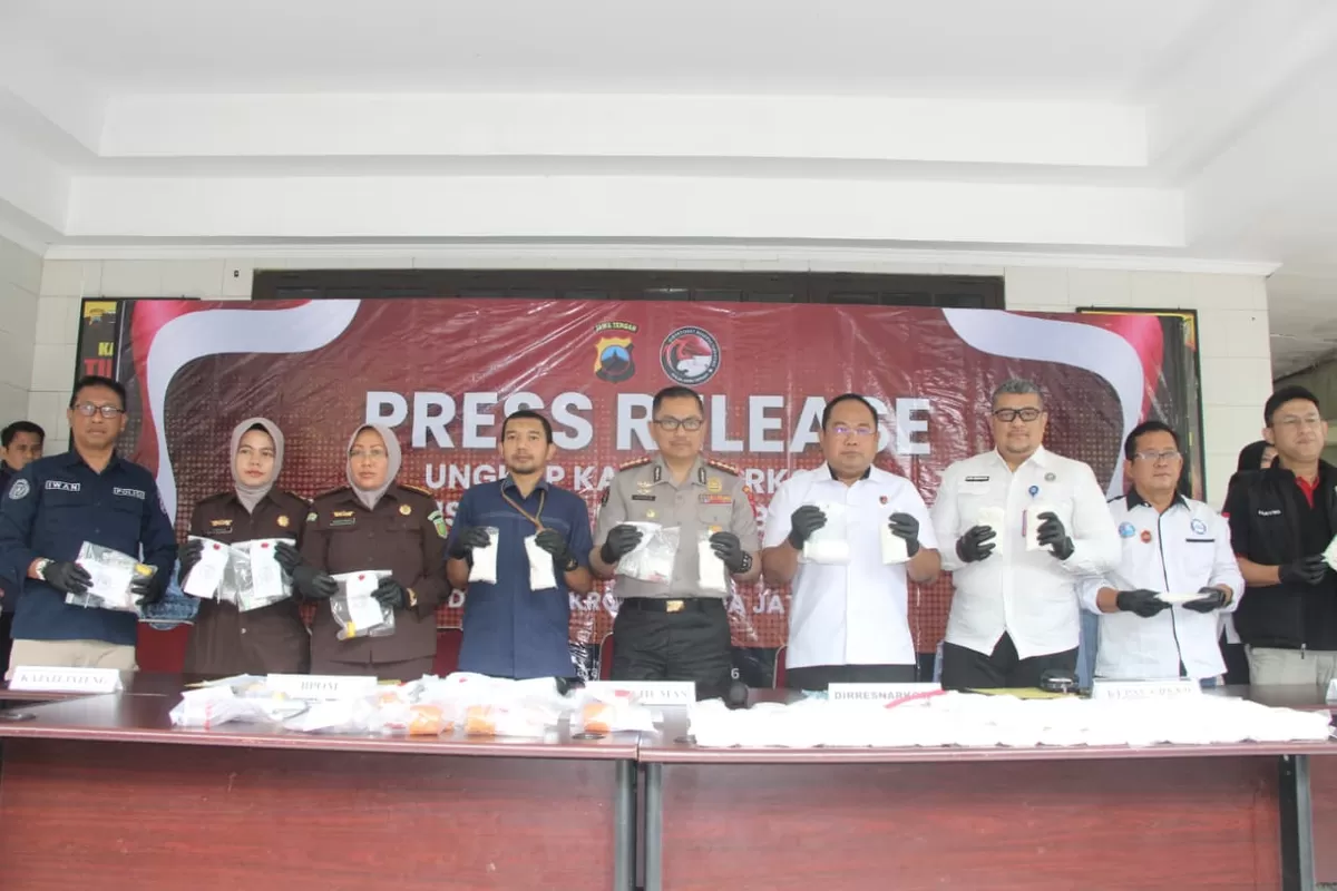 Polda Jateng berhasil mengungkap 318 kasus peredaran narkoba di Jawa Tengah. Sebanyak 66 kilogram barang bukti disita, dan ratusan ribu jiwa disebut terselamatkan dari ancaman penyalahgunaan.
