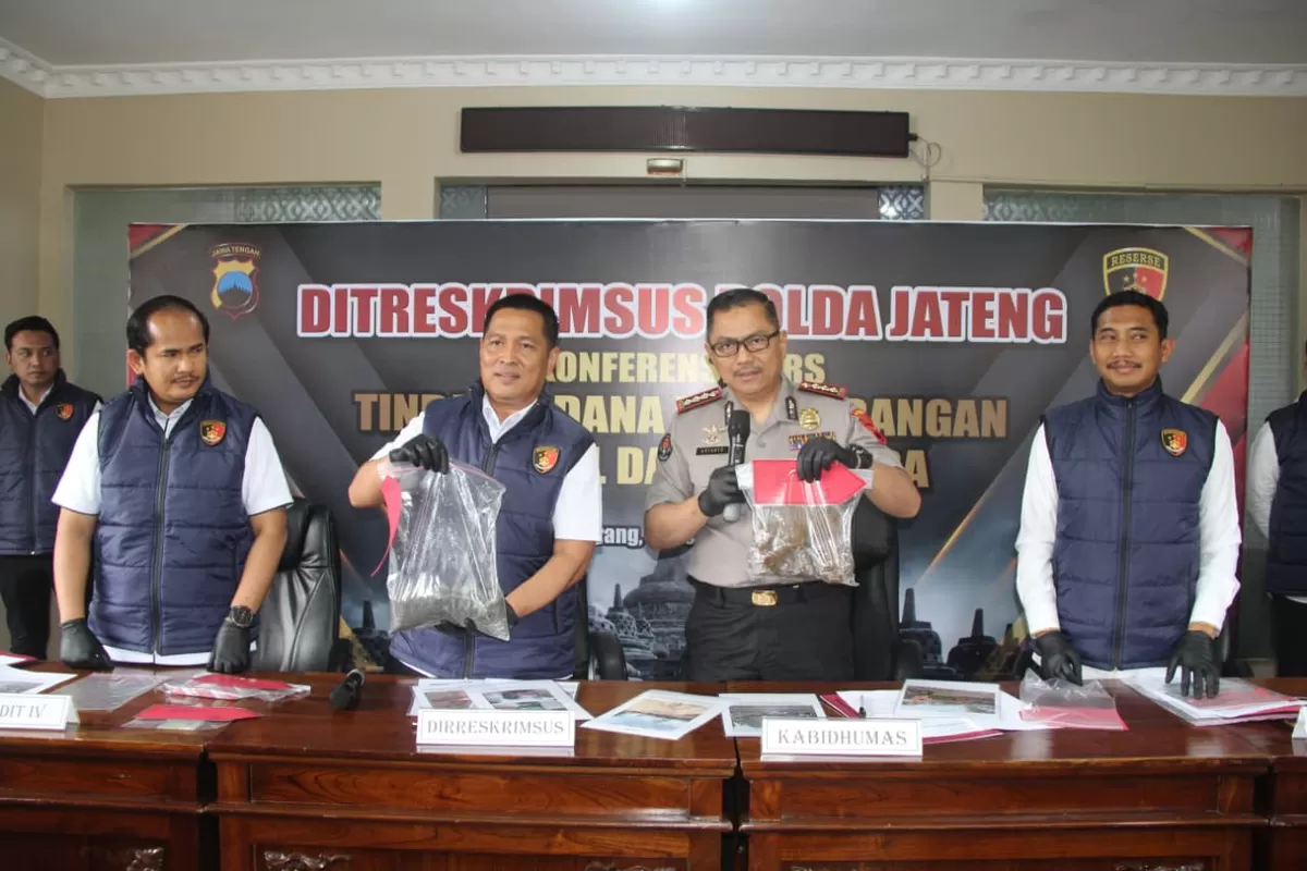Polisi bongkar tambang ilegal di Boyolali dan Kendal. Dua tersangka ditangkap, kerugian negara ditaksir hingga Rp100 juta, lingkungan jadi sorotan.