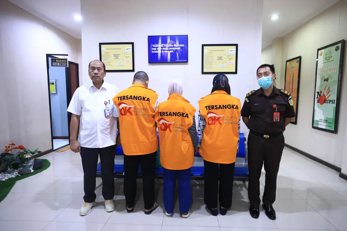 OJK serahkan tiga tersangka kasus dugaan pidana perbankan BPR Panca Dana ke Kejari Depok, nilai perkara capai puluhan miliar rupiah.