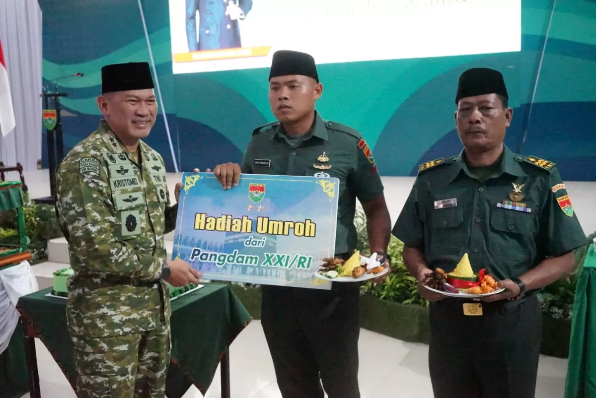 Pangdam XXI Radin Intan Mayjen TNI Kristomei Sianturi menyerahkan hadiah umroh kepada dua prajurit TNI atas nama Bayu Prasetyo dan Suparman pada acara HUT ke-80 Korem 041 Gamas Bengkulu.(Foto/Ist) 