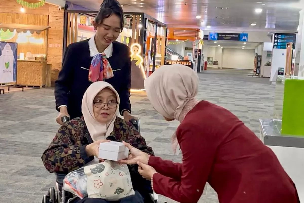 Ramadan di Bandara Ahmad Yani Semarang makin hangat dengan 3.000 takjil gratis, musik Islami, serta fasilitas ibadah nyaman bagi penumpang. (Humas Bandara Ahmad Yani)