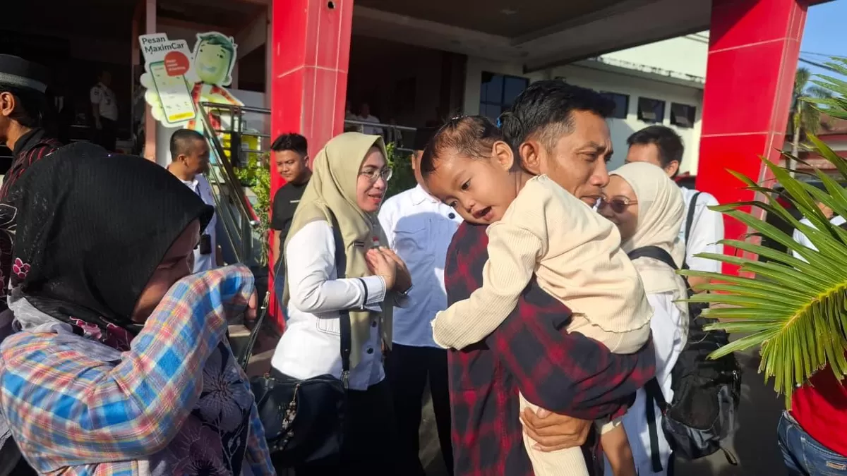 Salah satu dari TPPO asal Seluma tiba di Bengkulu sujud syukur dan mengendong anak, Rabu 25 Februari 2026.(Foto/Ist)