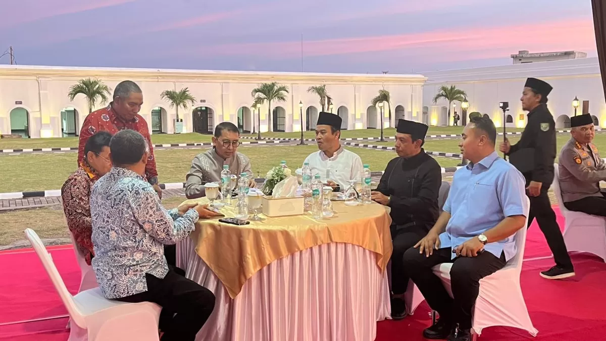 Wali Kota Bengkulu, Dedy Wahyudi, Sekda Bengkulu, Herwan Antoni dan sejumlah pejabat Pemprov Bengkulu mendampingi Menteri Kebudayaan RI, Fadli Zon berbuka puasa  di aras Benteng Marlborough.(Foto/Ist)