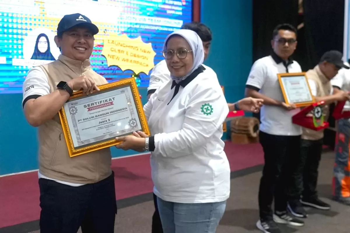 Direktur Operasi SIG, Reni Wulandari (tengah) menyerahkan piagam penghargaan kompetisi SIG K3 Champions League &nbsp;kepada tim K3 PT Solusi Bangun Indonesia Tbk (SBI) 