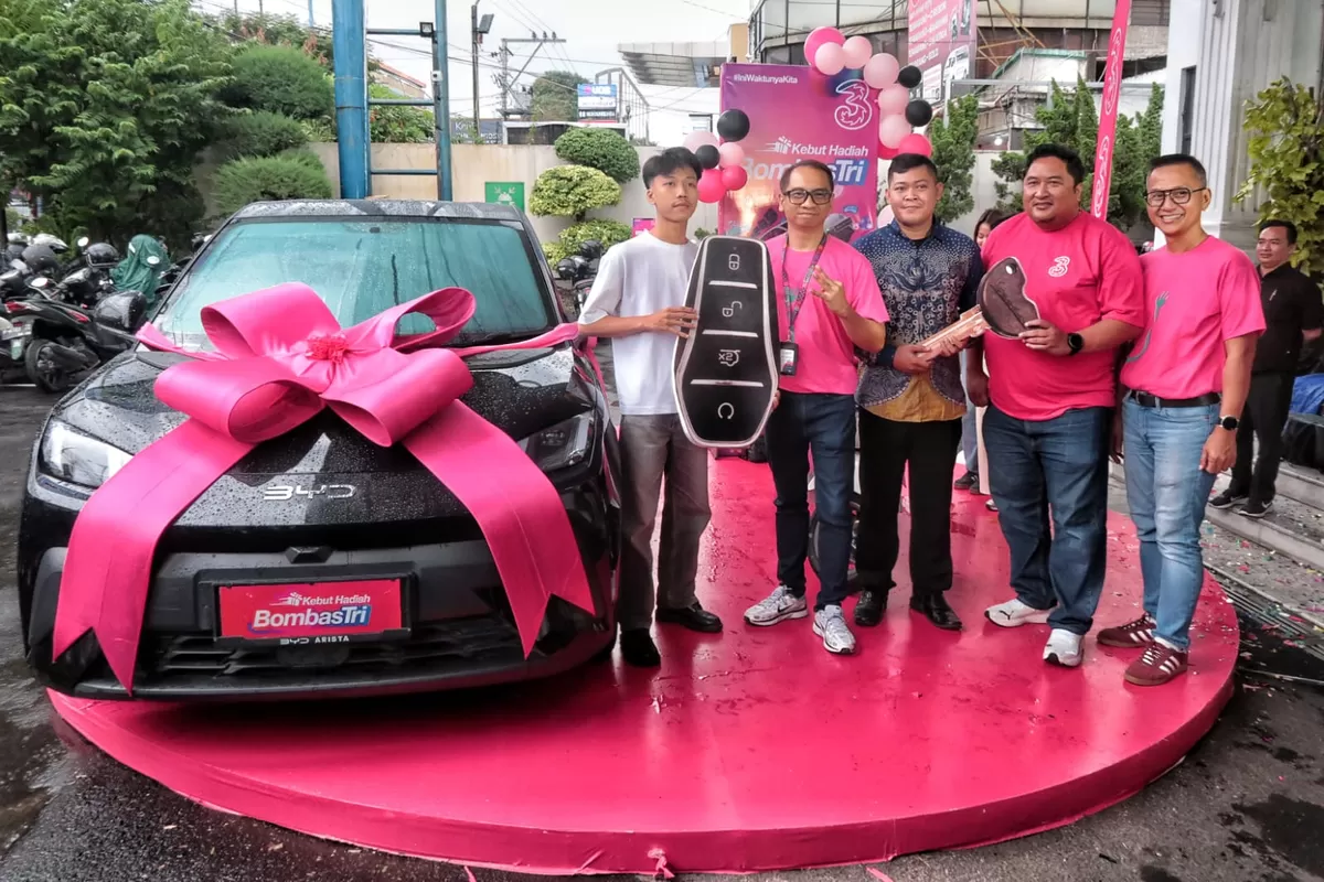 Naufal Abdianto (20), pelanggan setia Tri asal Klaten, menerima Grand Prize mobil listrik BYD Atto 1 Dynamic dari program BombasTri yang digelar Tri Indonesia bersama Indosat Ooredoo Hutchison