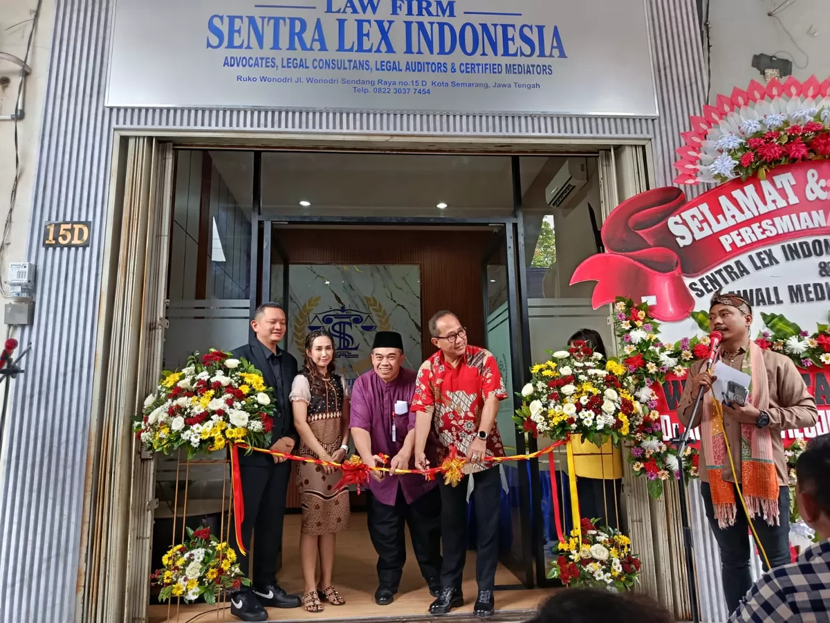 Wakil Walikota Semarang Iswar Aminuddin (paling kanan) bersama Kabag Hukum Issamsudin disaksikan Henri Pelupessy dan istri saat menggunting pita peresmian Kantor Sentra Lex Indonesia Law Firm. (SP/Stefy Thenu)