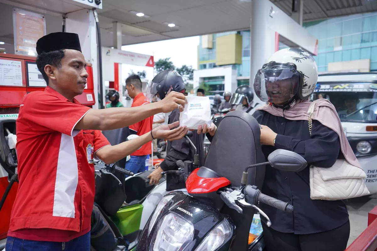 Pertamina Patra Niaga Regional Sulawesi melaksanakan program berbagi takjil selama Ramadan 1447 H, digelar di 178 SPBU yang tersebar di berbagai provinsi di Sulawesi. (Ist)