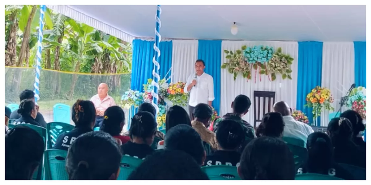 Bupati Flores Timur Anton Doni Dihen memberi sambutan saat peresmian dapur MBG Waiwadan Adonara Barat Senin 5 Januari 2026 bersama warga dan relawan.  (Foto/ Elen Labina)