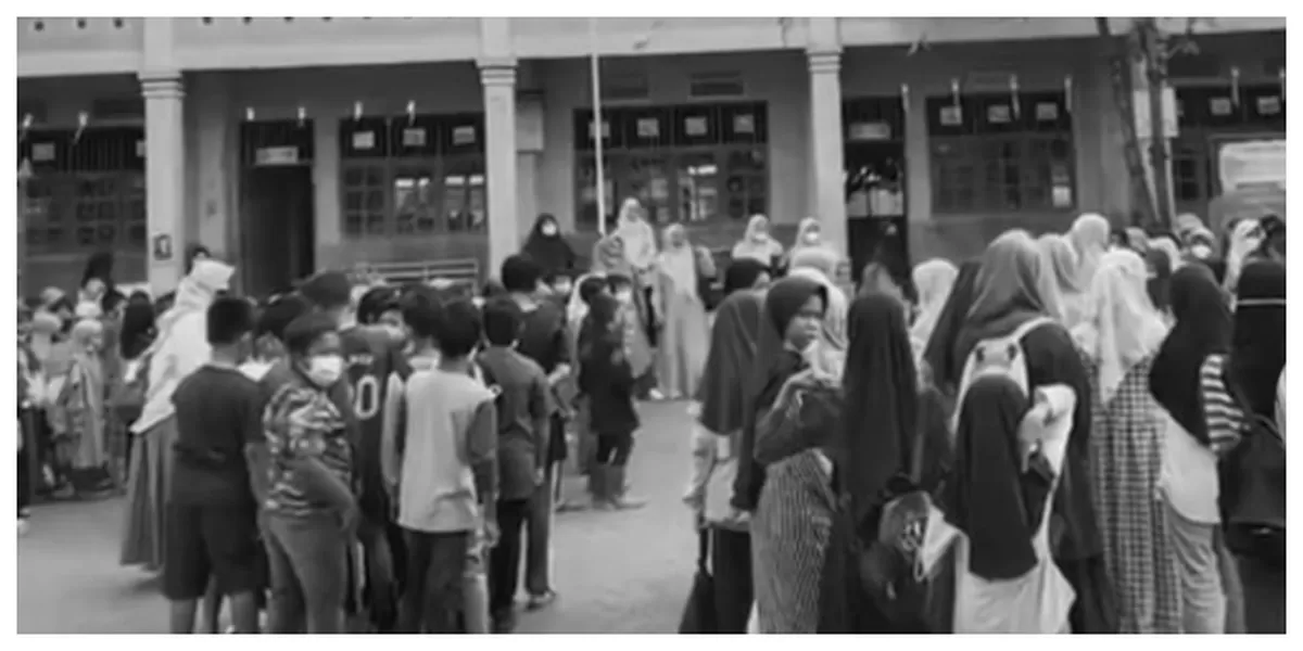 Sejumlah siswa Aceh Tamiang datang ke sekolah tanpa seragam pada hari pertama masuk pascabanjir bandang, Senin 5 Januari 2026, dengan semangat belajar tinggi. ( (TikTok/almehra45))