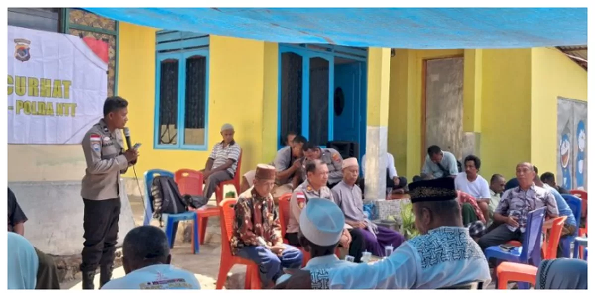 Warga dan jajaran Polres Ende berdialog saat Jumat Curhat di Lingkungan Ndao, membahas miras, judi, serta komitmen menjaga kamtibmas bersama warga setempat Ende. (Foto TBN Polres Ende)