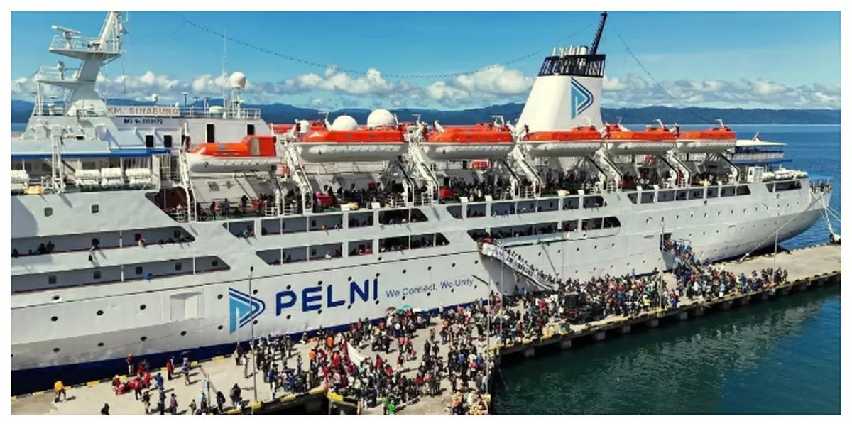 Penumpang turun dari kapal PELNI di pelabuhan, mencerminkan tingginya mobilitas antarpulau serta peran BUMN menjaga konektivitas wilayah Indonesia tengah timur nasional sepanjang 2025. (Foto/Ist)