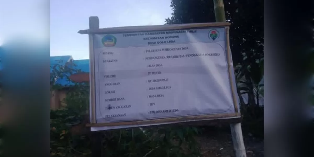 Papan informasi Proyek pembangunan rehabilitasi dan peningkatan jalan yang berlokasi di Dusun Ntangis, Desa Golo Leda, Kecamatan Borong, Kabupaten Manggarai Timur, (Foto Acong Harson)