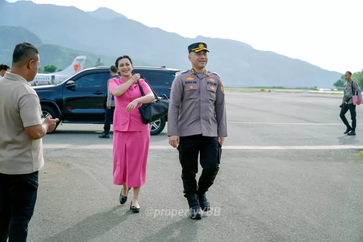 Kapolres Ende dan Ny. Dhana Ngurah Joni Mahardika.