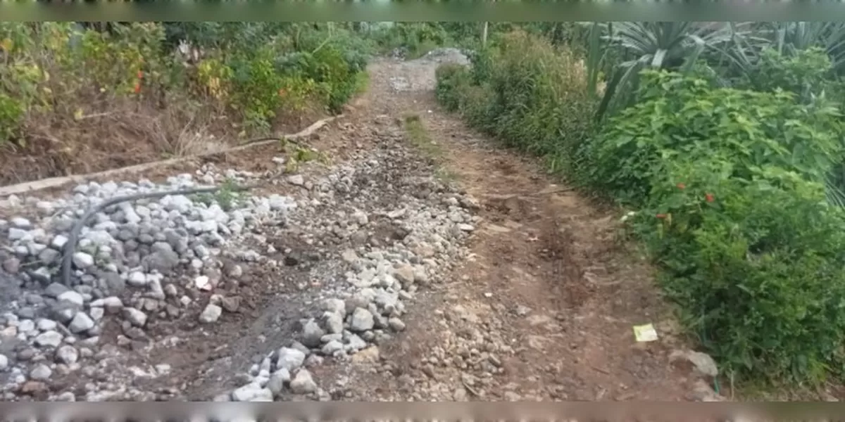 Suasana proyek jalan desa Golo Leda yang sempat terhenti, sementara Kades Martinus Jenama memberi penjelasan kepada media di Borong Manggarai Timur NTT. (Foto/ Acong Harson)