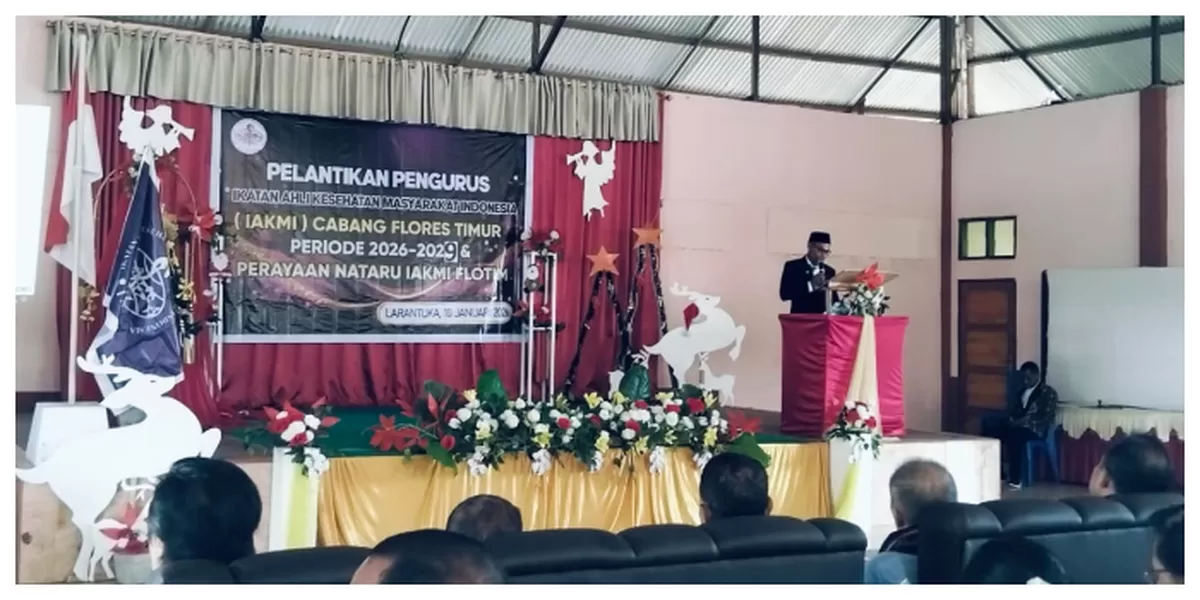 Beato Lamawuran saat dilantik sebagai Ketua IAKMI Flores Timur periode 2026&ndash;2029 di Aula San Juan Lebao, disaksikan pejabat daerah dan pengurus IAKMI. (Foto/ Elen Labina)