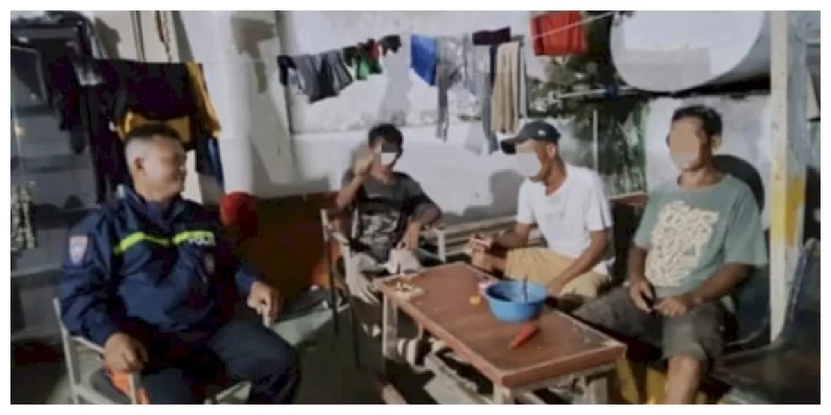 Bhabinkamtibmas Kelurahan Fatufeto memberikan imbauan secara humanis kepada warga yang berkumpul dan ribut larut malam di Jl Tifa, Kota Kupang. (Foto/ TBN Polresta Kupang Kota)