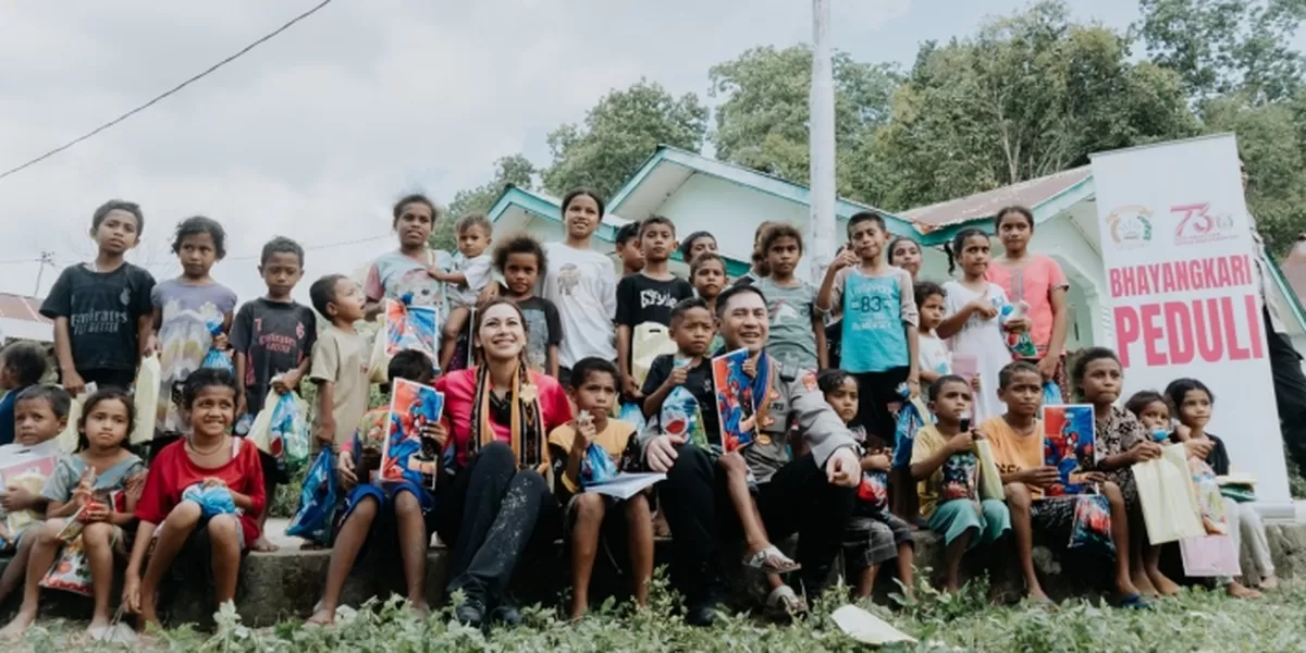 AKBP I Gede Ngurah Joni dan Ny. Dhana saat mengunjungi warga pelosok di Desa Mbotulaka, Kecamatan Wewaria, Kabupaten Ende, Senin (16/6/2025).