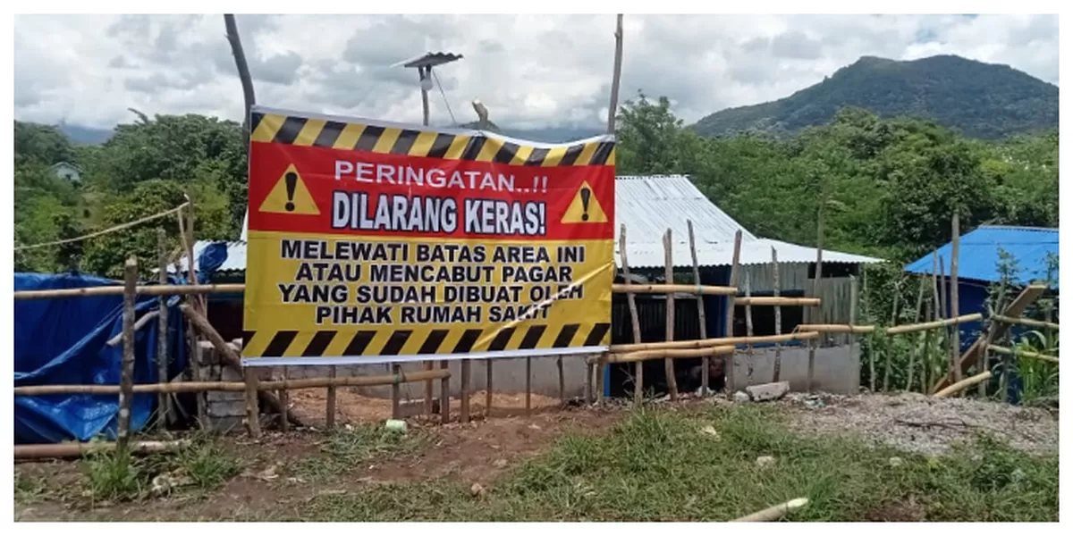 Spanduk peringatan dan pagar terpasang di atas tanah bersertifikat milik warga Marmin di Manggarai Timur, memicu protes dan permintaan klarifikasi BPN setempat. (Foto/Reportase NTT)