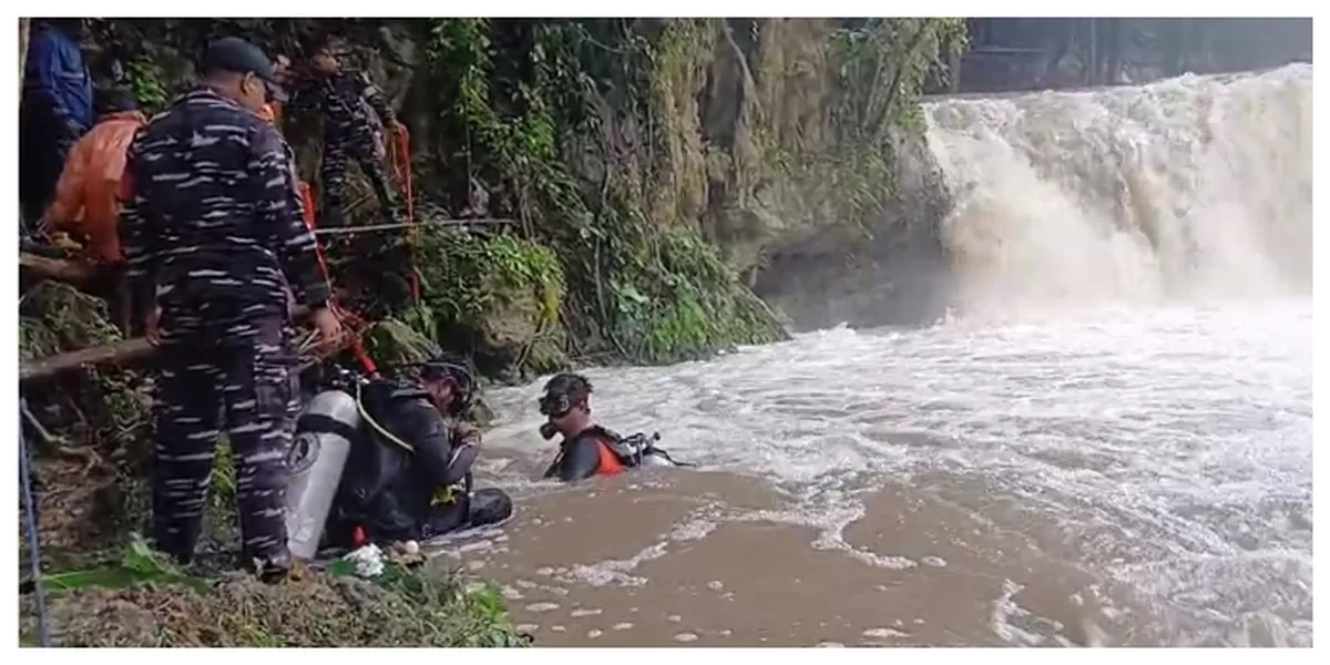 Tim SAR Gabungan melakukan penyelaman dan penyisiran aliran sungai saat pencarian remaja 13 tahun yang tenggelam di Air Terjun Tiwu, Manggarai.