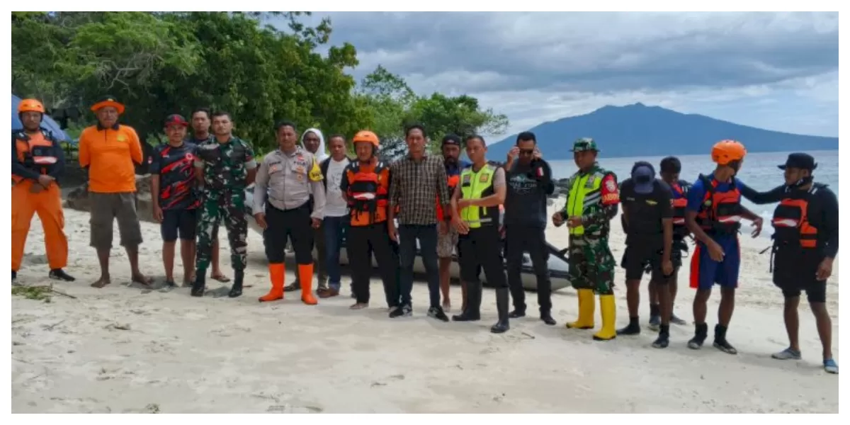 Tim SAR gabungan melakukan koordinasi penutupan operasi pencarian nelayan Flores Timur yang hilang di laut, disaksikan keluarga korban dan aparat desa setempat. (Foto TBN Polda NTT)