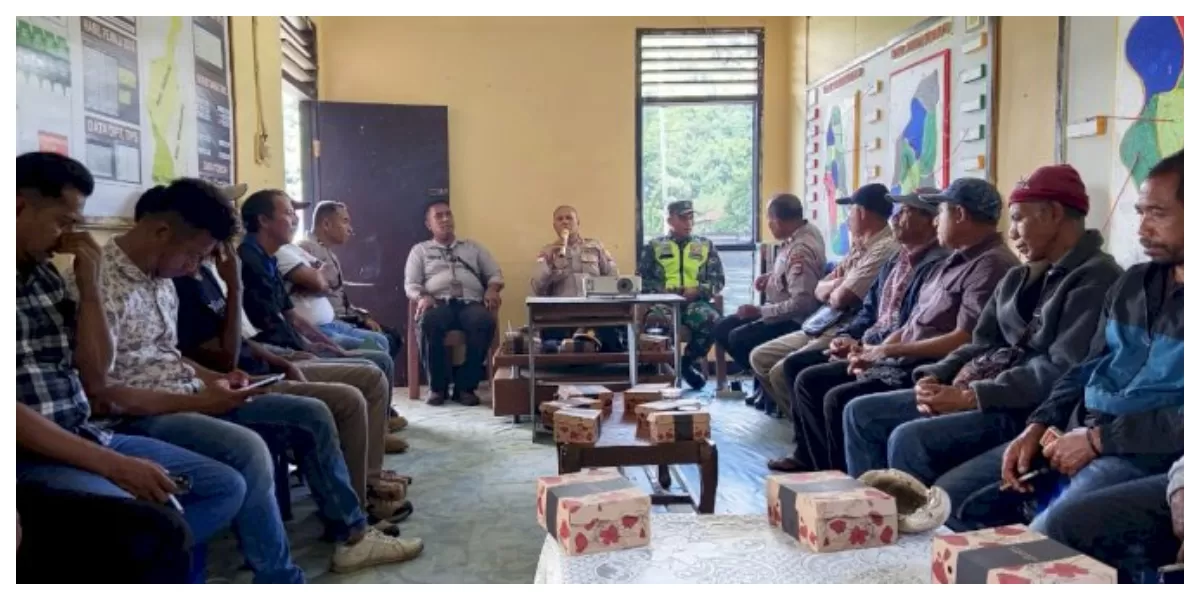 Kapolsek Wolowaru Memimpin Mediasi Bersama Pemilik Rumah Dan Mosalaki Nduaria Di Mapolsek Guna Meredam Sengketa Lahan Adat Yang Berpotensi Memicu Konflik Sosial Warga.  (Foto TBN Polres Ende)