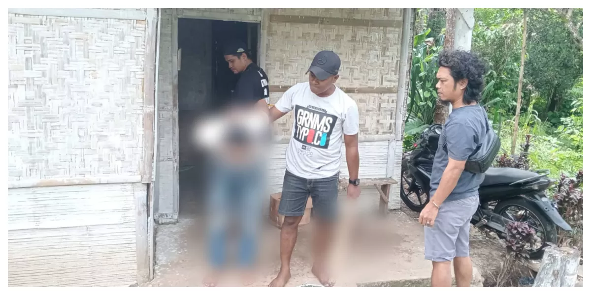 Residivis HB digiring petugas usai ditangkap Tim Resmob Komodo Polres Manggarai Barat terkait kasus curanmor dan pencurian handphone di Kecamatan Welak, NTT terbaru. (Foto TBN Polres Mabar)