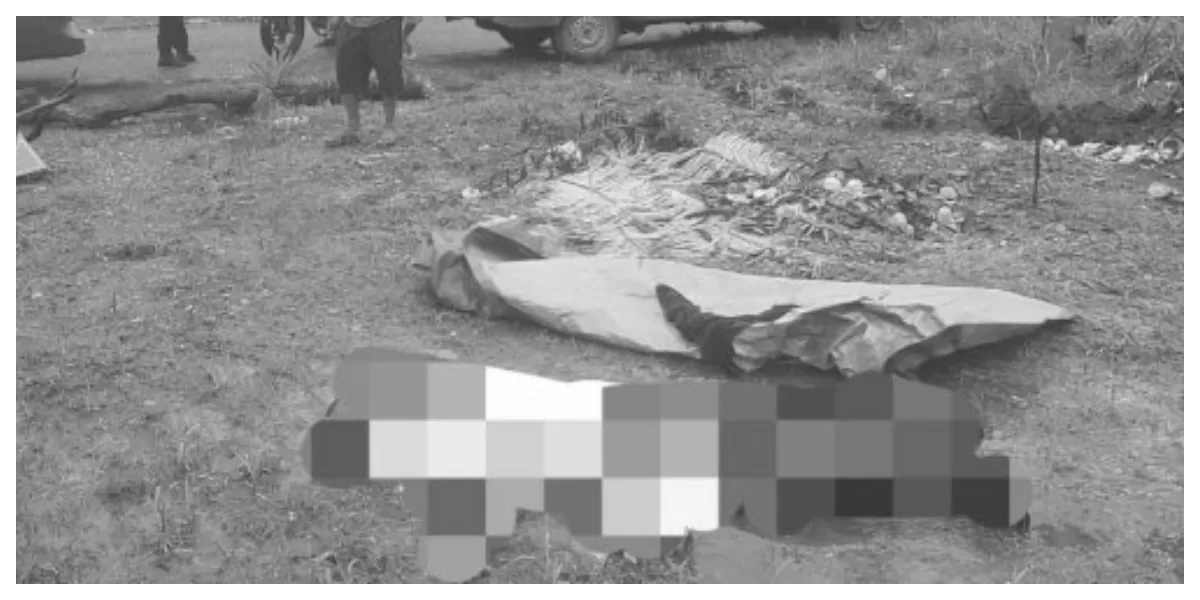 Petugas kepolisian melakukan olah TKP di lokasi penemuan pria lanjut usia yang ditemukan telungkup di Jalan Sukun I, Kota Kupang. (Foto TBN Polresta Kupang Kota)