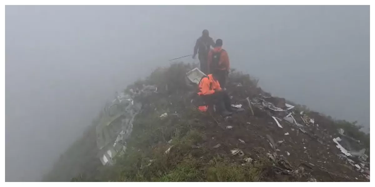 Tim SAR melakukan pencarian pesawat ATR 42-500 yang hilang kontak di wilayah Maros-Pangkep, Sulawesi Selatan, berdasarkan data koordinat awal pencarian intensif oleh otoritas.