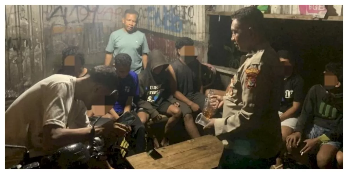 Petugas Polsek Kota Raja mengamankan dan menumpahkan miras jenis moke saat patroli malam di Persimpangan Jalan Bumi, Kota Kupang, Sabtu malam demi kamtibmas. (Foto TBN Polresta Kupang Kota)